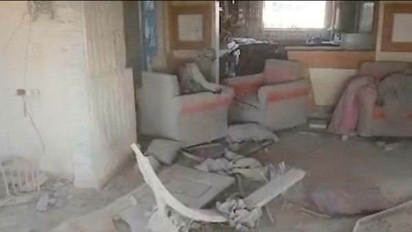 Das vom israelischen Militär veröffentlichte Bild soll Sinwar kurz vor seinem Tod zeigen. - © Uncredited/IDF via AP/AP