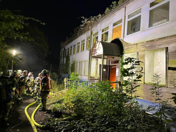 Einsatzkräfte der Feuerwehr haben eine Gruppe Jugendliche aus einem alten Schwimmbad in Essen-Kray gerettet. - © Feuerwehr Essen/dpa