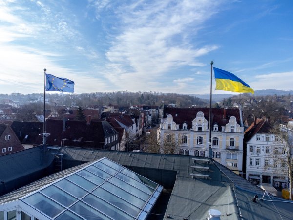 Über dem Rathaus wehen die ukrainische und europäische Flagge. - © Stadt Detmold