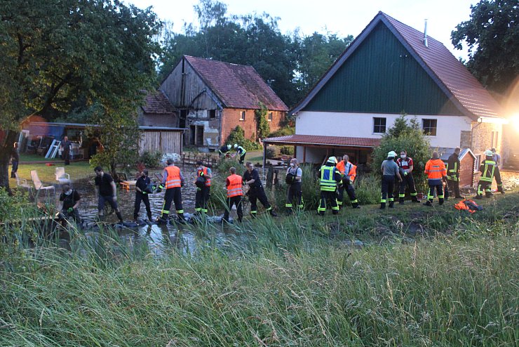 Mit einer Menschenkette werden Sandsäcke gegen die Fluten verteilt. - © Feuerwehr Bad Salzuflen