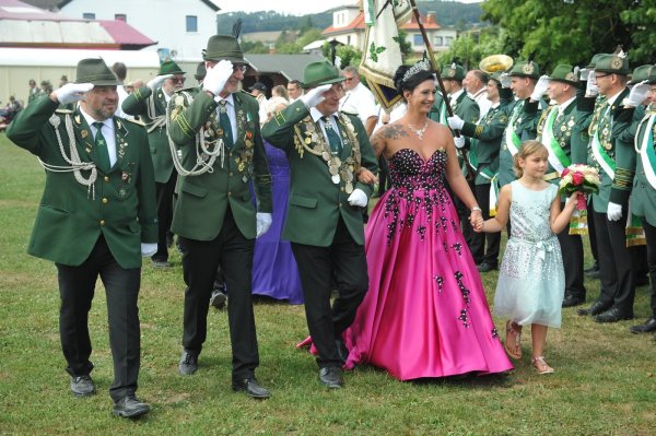 Das Königspaar nebst Thron: Michael Gebel (Dritter von links), König der Schützenvereinigung Humfeld, nimmt gemeinsam mit seiner Königin Isabell Heil auf dem Sportplatz die Parade ab. - © Nicole Ellerbrake