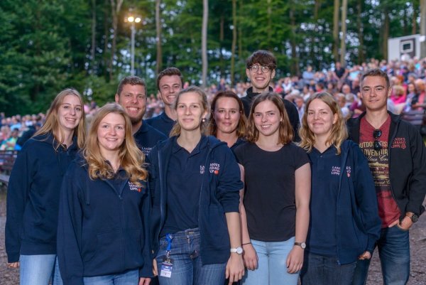 Die Waldbühnen-Crew von links nach rechts: Sophie Focke, Madlin Papke, Matthis Bonifacius, Sebastian Cramer, Julia Beckmann, Stefanie Hütte, René Gröne, Kaja Bonifacius, Janine Schneider und Benedikt Dreßler. - © Friedrich-Wilhelm Golüke