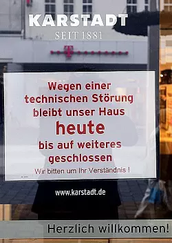 Karstadt bat die Kunden um Verst&auml;ndnis. - &copy; FOTO: WOLFGANG RUDOLF