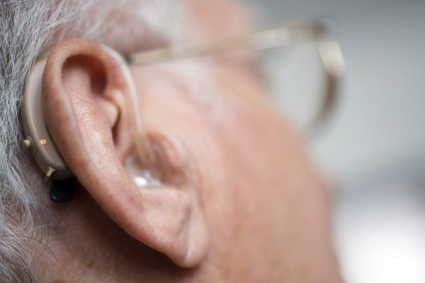 Einfach einsetzen und direkt wieder gut hören? So einfach ist es mit dem Hörgerät leider nicht. - © Hans-Jürgen Wiedl/dpa-Zentralbild/dpa-tmn