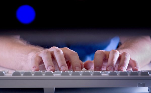 Ihre Passwörter tippen viele Menschen tagtäglich ein. Aber wie sieht es mit deren Sicherheit aus? - © Franziska Gabbert/dpa-tmn