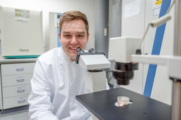 Der Paul Ehrlich-und-Ludwig Darmstaedter-Nachwuchspreis geht an den Chemiker Johannes Karges. - © Katja Marquard/Ruhr-Universität Bochum/dpa