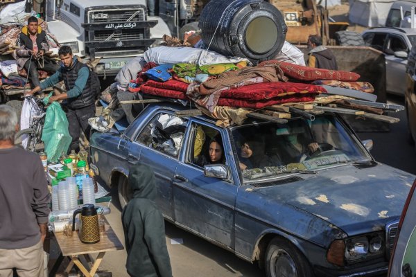 Palästinensische Familien fliehen vor den anhaltenden israelischen Angriffen auf Chan Junis in Richtung Rafah im Süden des Gazastreifens. - © Mohammed Talatene/dpa