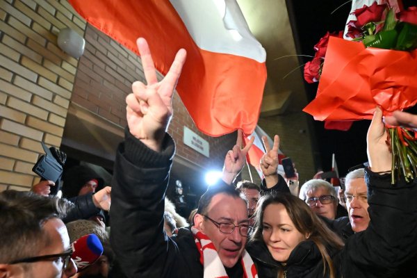 Aus der Haft entlassen: Der ehemalige polnische Innenminister Mariusz Kaminski wird von seiner Frau und seinen Anhängern empfangen. - © Piotr Polak/PAP/dpa