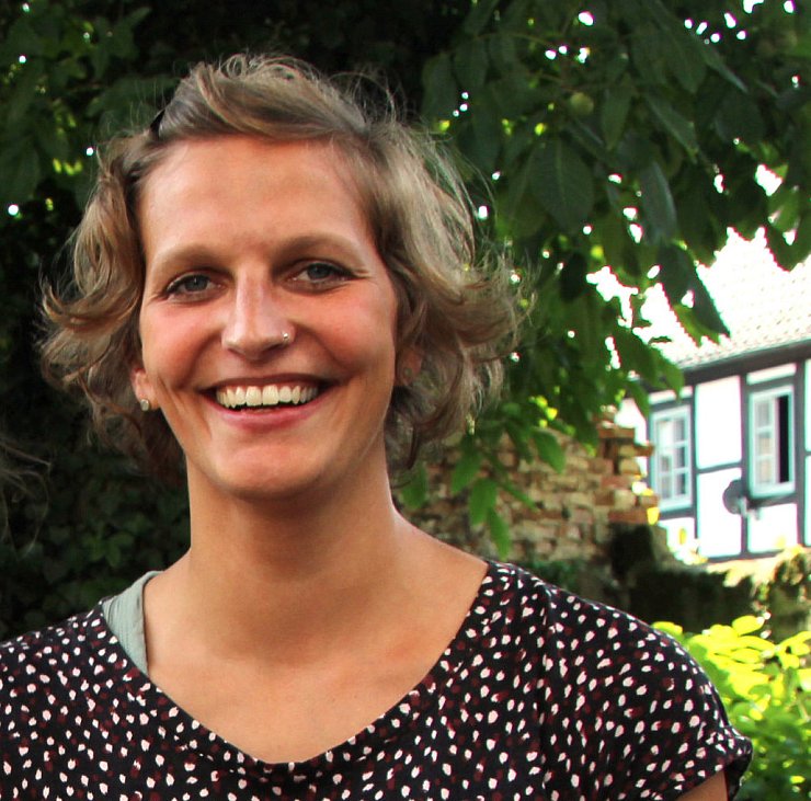 Caroline Adolph (33) ist Erzieherin und lebt mit ihrem Mann und ihren zwei Kindern in Lemgo. An der Montessori-Pädagogik schätzt sie, „dass Kinder sich individuell entwickeln können." Seit 2018 engagiert sie sich für eine Montessori-Grundschule. - © Katrin Kantelberg