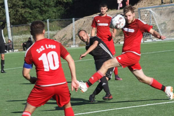 Schöner Ansatz, doch der Ball landet nicht im Tor: Blombergs Andrea Maradea (dunkles Trikot) schießt. Lages Stephan Funk kommt zu spät. Aykut Kahaoglu (links) und Gökhan Türe (im Hintergrund) beobachten die Szene. - © Dietmar Welle