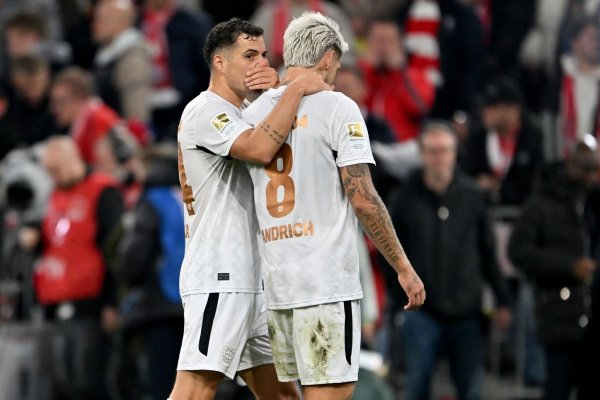 Die Bayer-Profis Granit Xhaka (links) und Robert Andrich sind zufrieden über das 1:1 in München. - © Peter Kneffel/dpa