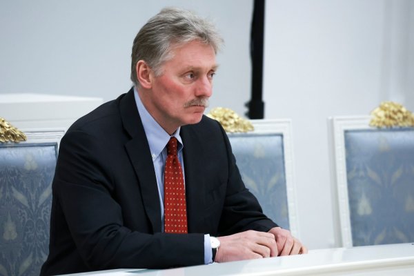 Kremlsprecher Dmitri Peskow verteidigt die Änderung der russischen Nukleardoktrin damit, dass Moskau sich in seiner Sicherheit bedroht sieht. (Archivbild) - © Vyacheslav Prokofyev/Sputnik Kremlin Pool via AP/dpa