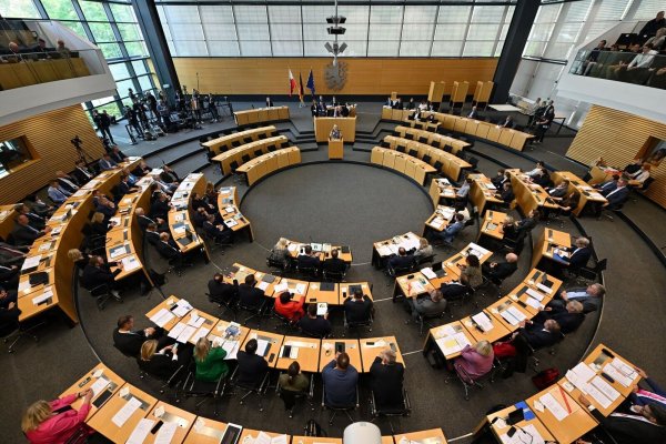 Im zweiten Anlauf hat der Thüringer Landtag am Samstag seine konstituierende Sitzung absolviert. - © Martin Schutt/dpa