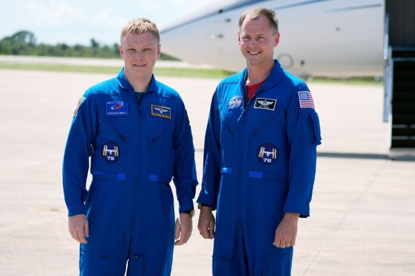 Sollen bis Anfang 2025 auf der ISS bleiben: Aleksandr Gorbunov (l) und Nick Hague. - © John Raoux/AP
