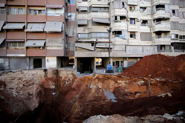Ein riesiger Krater zeugt von dem israelischen Luftangriff auf das ehemalige Hauptquartier der Hisbollah. - © Marwan Naamani/dpa