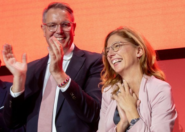 Ministerpräsident Alexander Schweitzer und die neue Partechefin Sabine Bätzing-Lichtenthäler stehen für den Generationswechsel in der rheinland-pfälzischen SPD. - © Helmut Fricke/dpa