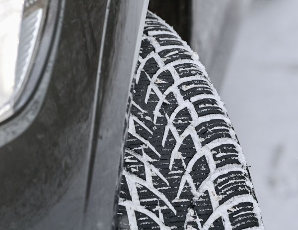 Autofahrer sollten einen Blick auf ihre Winterreifen werfen. (Archivbild) - © Patrick Pleul/dpa