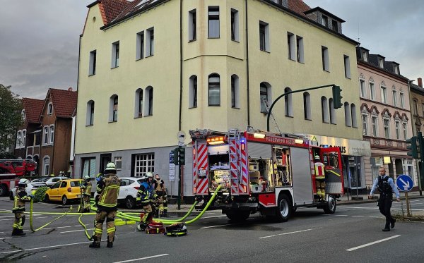 Bei zwei Bränden in Essen sind rund 30 Menschen verletzt worden. - © Markus Gayk/dpa