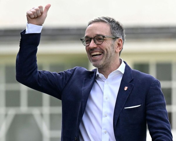 FPÖ-Chef Herbert Kickl ist als Sieger der Parlamentswahl in Österreich bester Dinge. - © Helmut Fohringer/APA/dpa