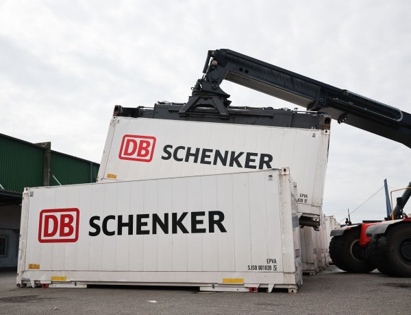 Der Verkauf von DB Schenker schien eigentlich sicher - doch jetzt will sich die EVG im letzten Moment dagegen stellen. (Archivbild) - © Christian Charisius/dpa