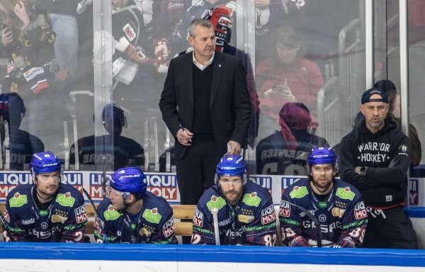 Die Eisbären Berlin um Cheftrainer Serge Aubin (M.) verpassten die Playoffs. - © Andreas Gora/dpa