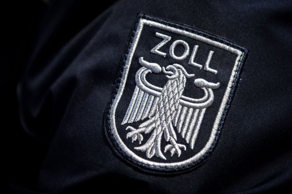 Das Zoll.Abzeichen auf der Uniform eines Beamten. - © Sina Schuldt/dpa/Symbolbild