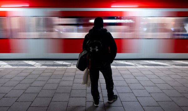 In München ist ein Mann in letzter Sekunde vor einer einfahrenden S-Bahn gerettet worden. - © Sven Hoppe/dpa