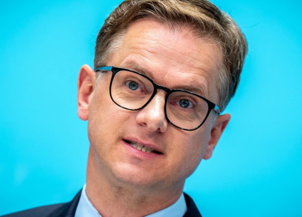 CDU-Generalsekretär Linnemann übt scharfe Kritik am Vorstoß des Linken-Politikers Ramelow. (Archivbild) - © Michael Kappeler/dpa
