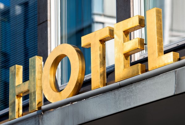 Bis 29. August können sich Gaststätten über «mybookingclaim» registrieren. (Symbolbild) - © Daniel Bockwoldt/dpa