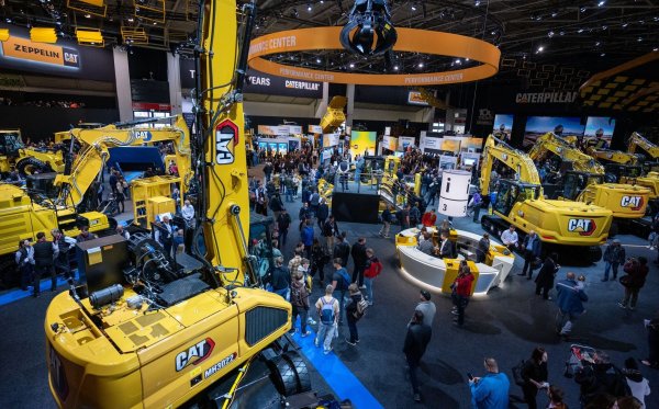 Caterpillar ist für seine gelben Bagger und Planierraupen bekannt. (Archivbild) - © Leonie Asendorpf/dpa