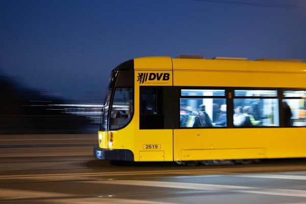 In der Dresdner Neustadt kam es in der Nacht zu Sonntag in einer Straßenbahn zu einem Messerangriff. (Symbolfoto) - © Sebastian Kahnert/dpa