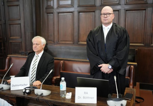 Sascha Böttner (r.) ist der Verteidiger des israelischen Angeklagten. - © Marcus Brandt/dpa POOL
