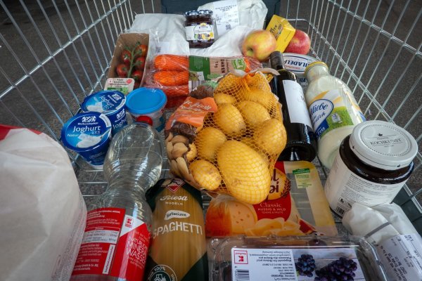 Die Lebensmittelpreise sind ein wichtiger Faktor bei der Teuerungsrate. (Archivbild) - © Soeren Stache/dpa