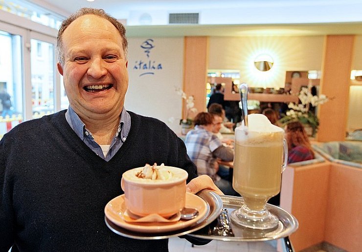 Beniamino da Col serviert den Gästen seiner Blomberger Eisdiele derzeit überwiegend Cappuccino oder Latte Macchiato. - © Foto: Gerstendorf-Welle