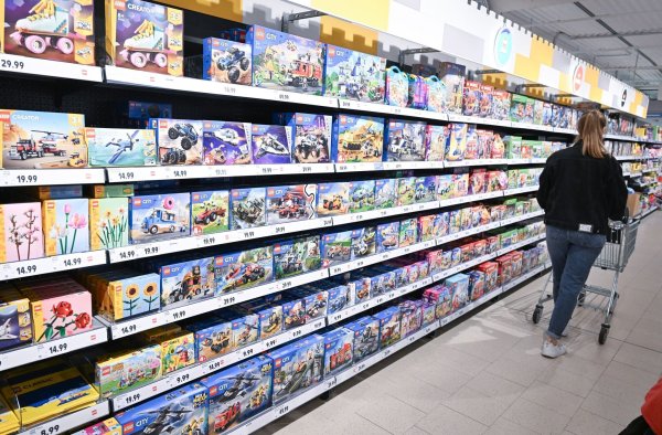 Lebensmittel sind das Hauptgeschäft von Discountern und Supermärkten. Mittlerweile haben sie aber deutlich mehr im Sortiment. (Archivbild) - © Bernd Weißbrod/dpa