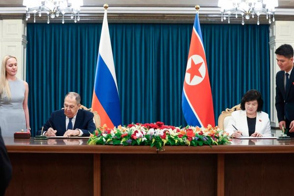 Der russische Außenminister Sergej Lawrow besucht die nordkoreanische Küstenstadt Wonsan, wo er unter anderem Gespräche mit seiner Amtskollegin Choe Son Hui geführt hat. - © Uncredited/Russian Foreign Ministry Press Service/AP/dpa