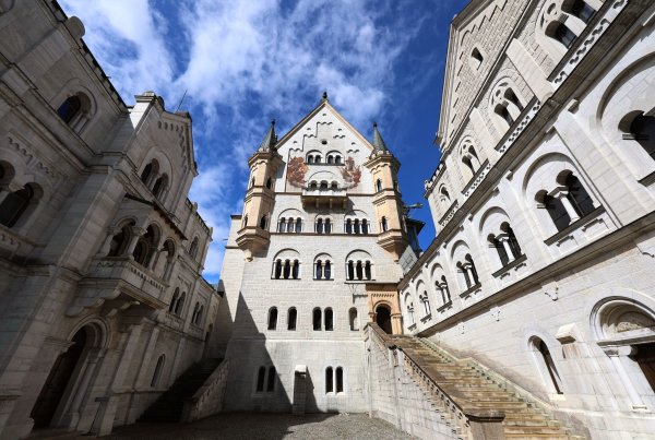 Neuschwanstein lockt unter den Königsschlössern die meisten Besucher. (Archivbild) - © Karl-Josef Hildenbrand/dpa