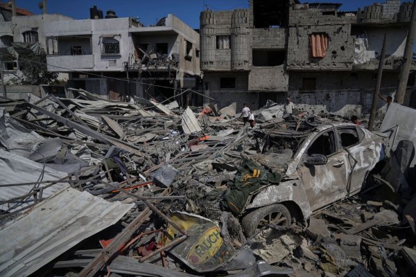 Immer wieder werden im Gazastreifen Menschen getötet, die sich mit Hilfsgütern versorgen wollen. - © Abdel Kareem Hana/AP/dpa