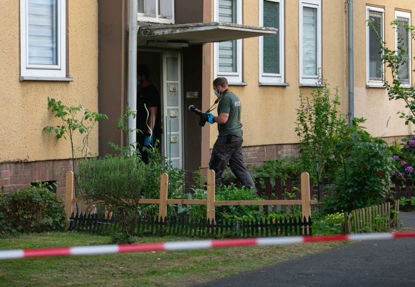 Die Polizei Dormagen fand am Freitagnachmittag in einer Wohnung eine 37-jährige Tote. - © Vincent Kempf/dpa
