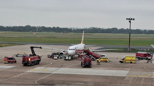 Kurz nach dem Start musste ein Flugzeug an den Flughafen Bremen zurückkehren. (Archivbild) - © Kai Moorschlatt/dpa