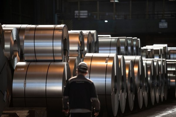 IG Metall und das Management der Thyssenkrupp-Stahlsparte haben sich nach langen Verhandlungen auf einen harten Sparkurs verständigt. (Archivbild) - © Fabian Strauch/dpa