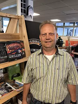 Grillen macht Spaß: Profi Roland Hoff kennt sich aus. - © Seda Hagemann