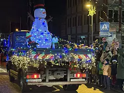 Bei der Lichterfahrt gab es jede Menge toll dekorierte Fahrzeuge zu sehen. - © Nicole Lödige