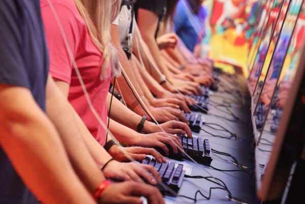 Es darf gezockt werden: Gamescom-Besucher probieren neue Spiele aus. - © Oliver Berg/dpa