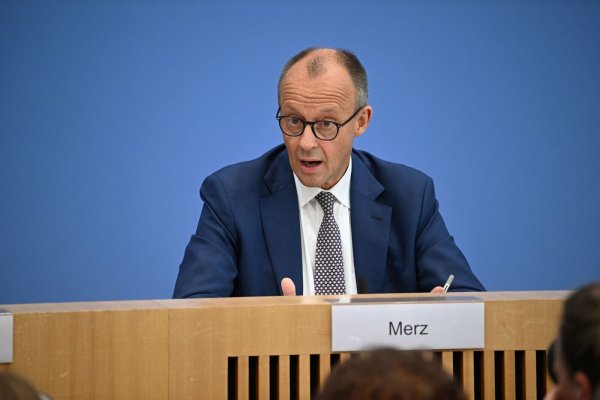 Etwa 90 Minuten lang stellte sich Kanzler Merz den Fragen der Hauptstadtjournalisten. - © Bernd von Jutrczenka/dpa