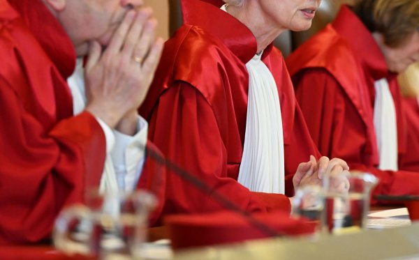 Die Bundesverfassungsrichterinnen und -richter sind bekannt für ihre roten Roben. (Archivbild) - © Uli Deck/dpa