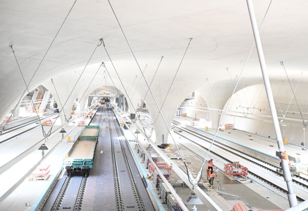 Ab Dezember 2026 sollen Züge des Fernverkehrs zum größten Teil im neuen Stuttgarter Tiefbahnhof enden. Der Regionalverkehr muss laut Bahn aber noch zum Teil bis Juli 2027 in den alten Kopfbahnhof fahren. (Archivbild) - © Bernd Weißbrod/dpa