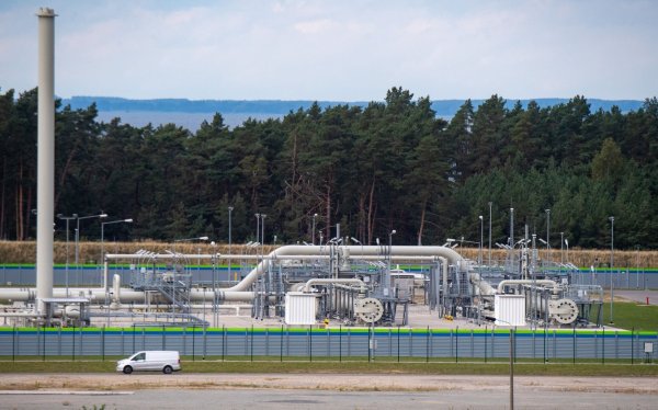 Neue Sanktionen sollen dafür sorgen, dass niemand mehr auf ein Comeback des Nord-Stream-Projekts setzt. (Archivbild) - © Stefan Sauer/dpa