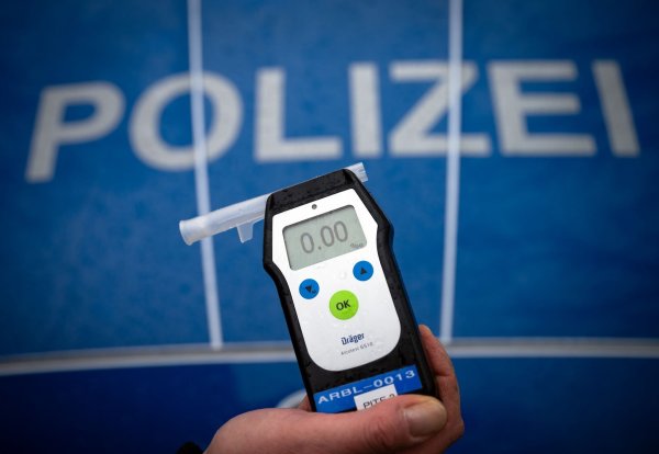 Die Versicherungsbranche fordert eine Ausweitung des Alkoholverbots am Steuer für junge Fahrer. (Archivbild) - © Soeren Stache/dpa
