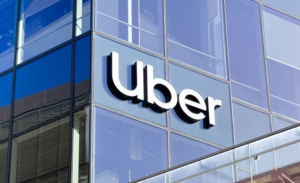 Die Entwicklung eigener Technologie zum autonomen Fahren hatte Uber schon vor Jahren aufgegeben. (Archivbild) - © Andrej Sokolow/dpa